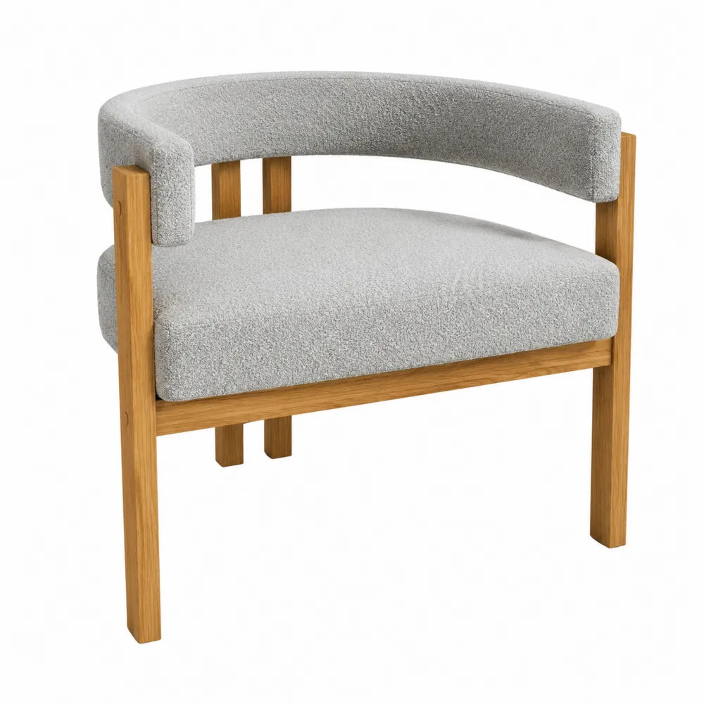 Silla con tapizado gris claro y estructura de roble