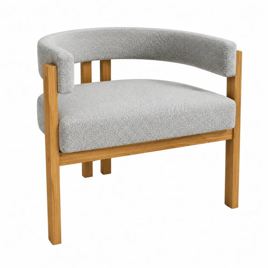 Silla con tapizado gris claro y estructura de roble